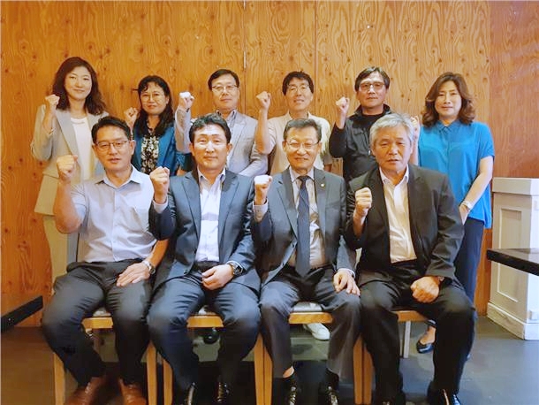 (앞줄 왼쪽부터) 박정식 현장법률대응위원회 위원장, 권태엽 한국노인복지중앙회장, 박원 한국노인장기요양기관협회장, 최장선 한국재가장기요양기관협회장이 위원회 출범이후 기념사진을 촬영하고 있다. 사진=한국노인복지중앙회