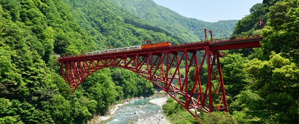 쿠로베 협곡열차가 지나가고 있다. 사진=노랑풍선