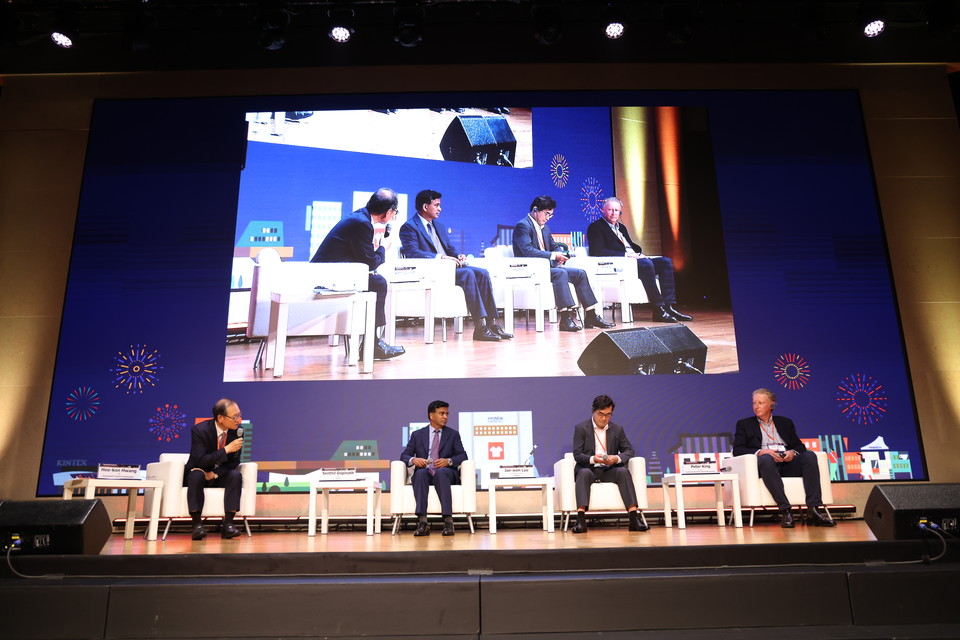 기조강연 이후 대담을 진행하고 있다. 사진=고양컨벤션뷰로