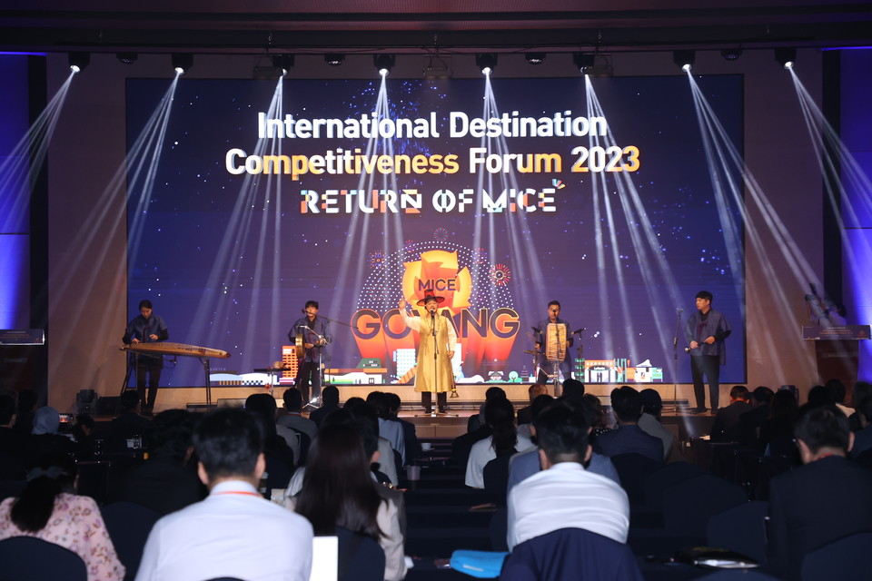 개막 축하공연을 펼치고 있다. 사진=고양컨벤션뷰로