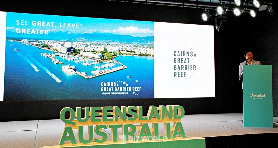 샘 사카모토 케언즈 그레이트 배리어 리프 관광청 매니저가 관광지에 대해 설명하고 있다. 사진=손진석 기자