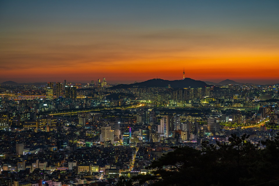 아차산해맞이전망대에서 바라본 붉은노을과 야경. 사진=서울관광재단