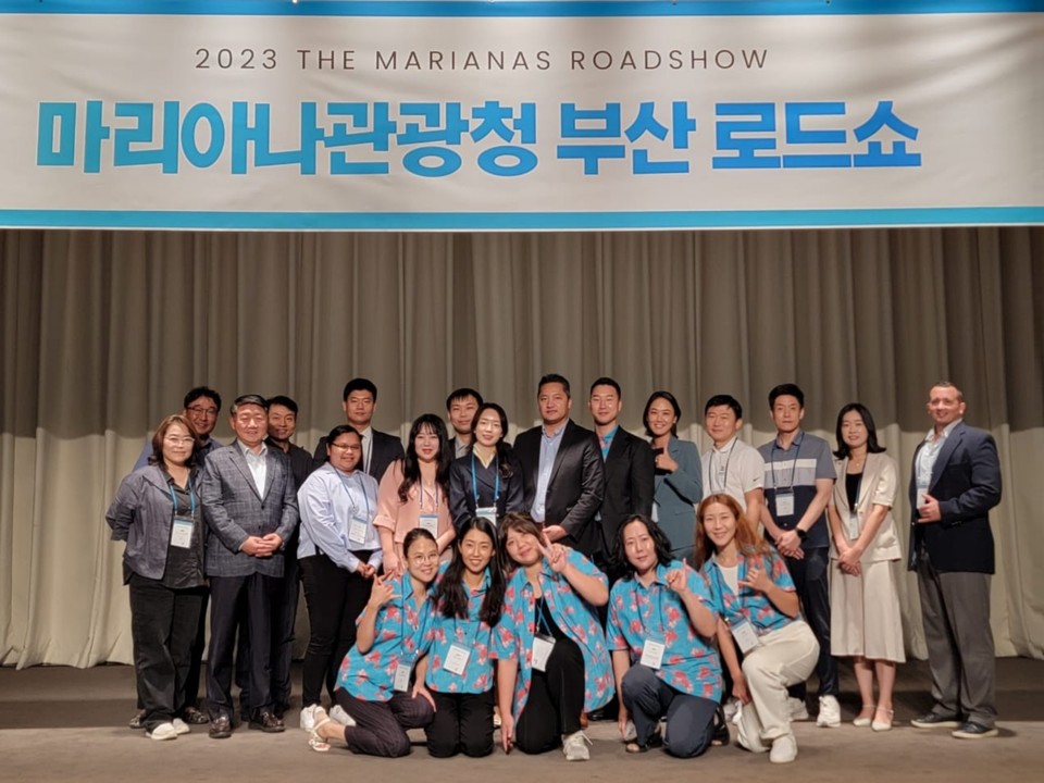 2023 부산 로드쇼_마리아나관광청 및 사이판 측 관계사 참가자들이 기념사진을 촬영하고 있다. 사진=마리아나관광청