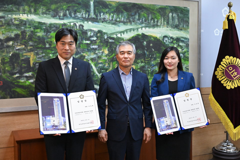 김현기 의장(가운데)이 서울시의회 신임 대변인으로 임명된 이종배(왼쪽), 이효원 의원과 기념사진을 촬영하고 있다. 사진=서울시의회