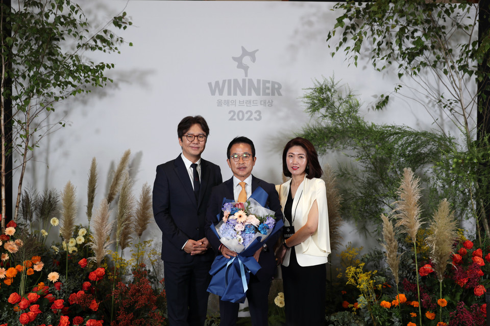 김진국 노랑풍선 대표(가운데)와 오경현 온라인사업본부장 상무(왼쪽), 구예원 마케팅부 이사가 2023 올해의 브랜드 대상 시상식에서 수상 후 기념사진을 촬영하고 있다. 사진=노랑풍선