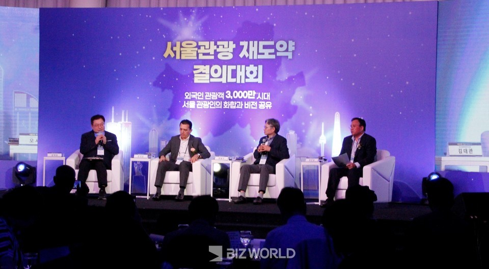 한범수 경기대학교 관광학부 교수가 토크콘서트를 진행하고 있다. 사진=손진석 기자