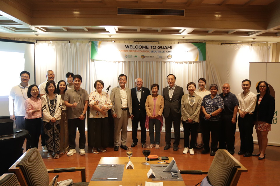 괌정부관광청 MOU 파트너 사들이 기념사진을 촬영하고 있다. 사진=괌정부관광청