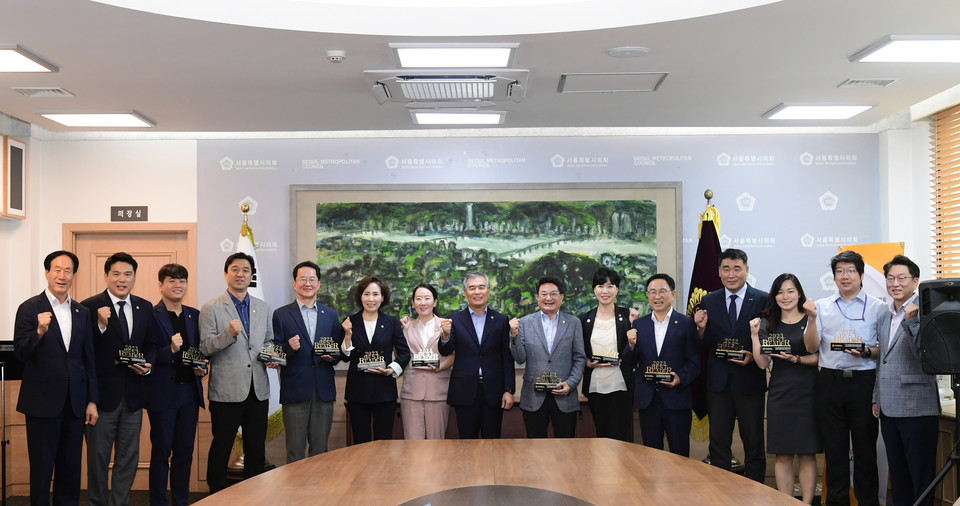 김현기 의장이 ‘2023년 전문도서관 이용 우수의원상’ 수상자와 기념사진을 촬영하고 있다. 사진=서울시의회