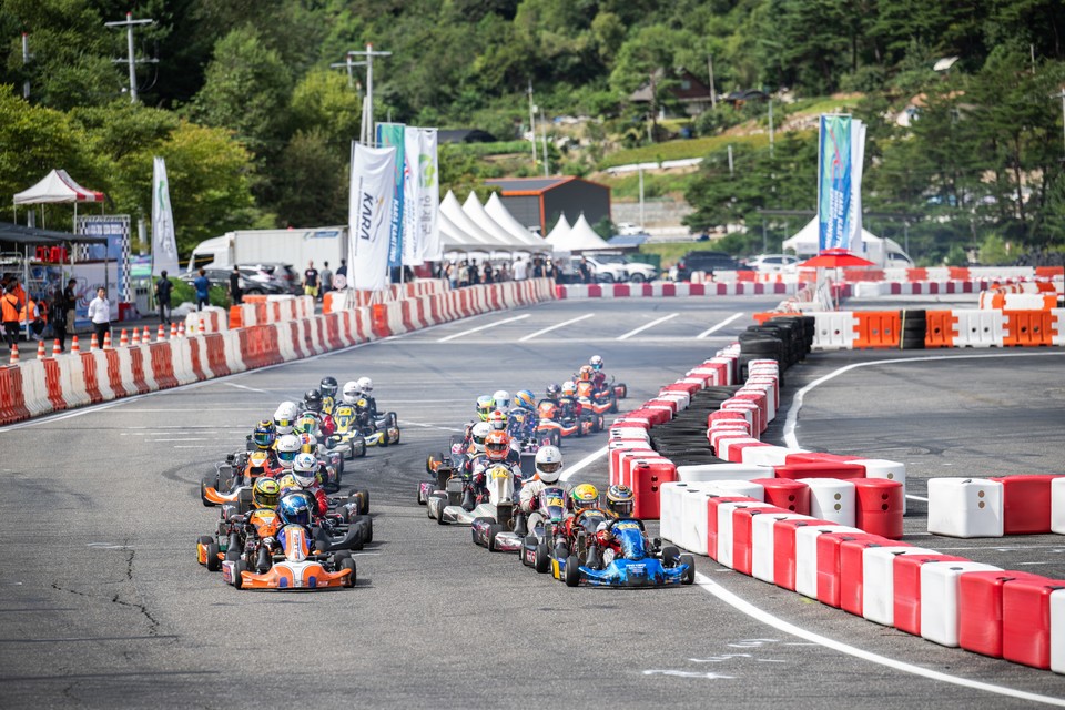 전체 참가 선수들이 트랙을 돌고있다. 사진=KARA 카팅 코리아 조직위