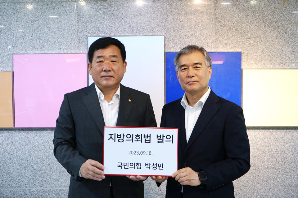 김현기 회장(오른쪽)과 박성민 국회의원이 ‘지방의회법(안)’ 대표발의를 기념해 사진을 촬영하고 있다. 사진=서울시의회