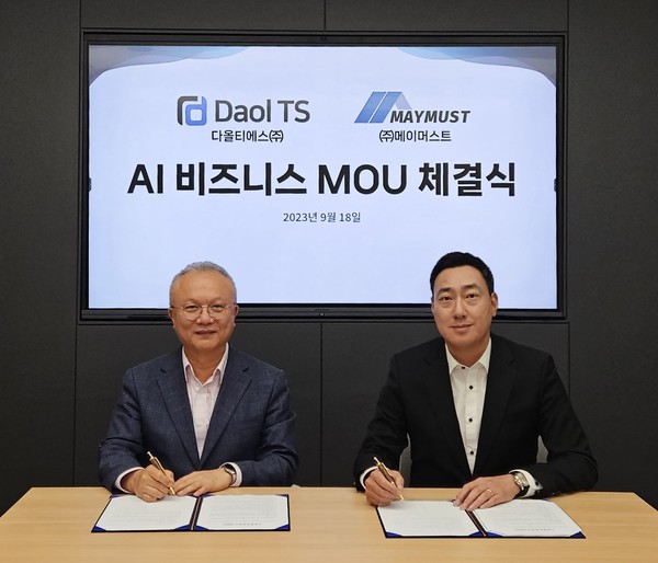 홍정화 다올티에스 대표(왼쪽)와 박상현 메이머스트 대표가 AI 사업 공동 추진을 위한 MOU를 체결한 후 양해각서에 서명하고 있다.  사진=다올티에스.