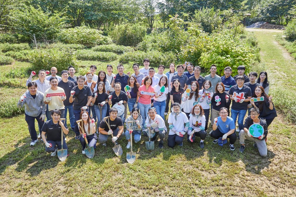 한국필립모리스 임직원들이 지난 22일 서울 마포구 소재 노을공원에서 나무 200그루 심기 행사를 펼친 후 기념촬영을 하고 있다. 사진=한국필립모리스