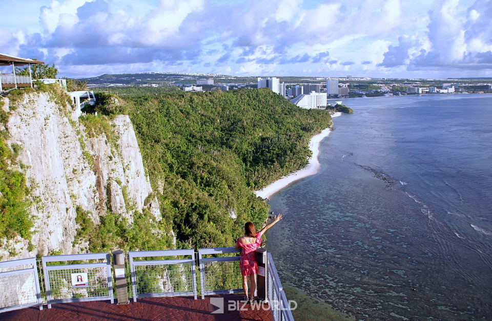 괌 대표 여행지인 사랑의 절벽에서 바라본 투몬 베이 전경. 사진=손진석 기자