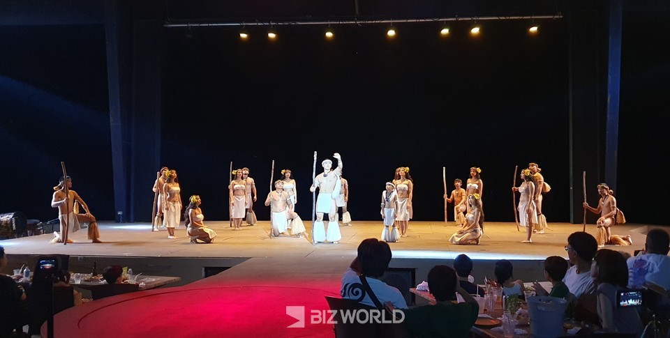 마이크로네시아 전통 춤 공연인 타오타오시 디너쇼 한 장면. 사진=손진석 기자
