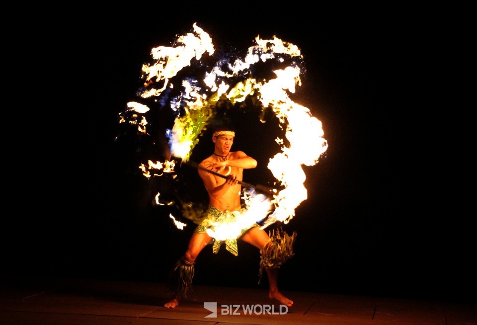 타오타오시 전통공연 중 파이어댄스를 선보이고 있는 아티스트. 사진=손진석 기자