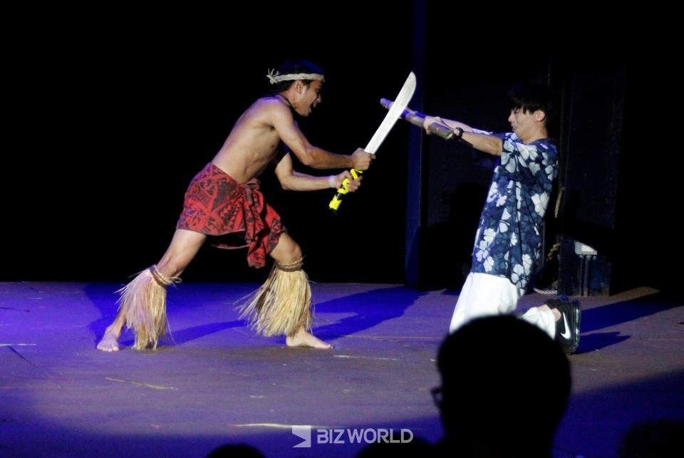 마이크로네시아 전통 공연 중  칼로 나무를 자르는 퍼포먼스를 관객과 함께하고 있다. 사진=손진석 기자