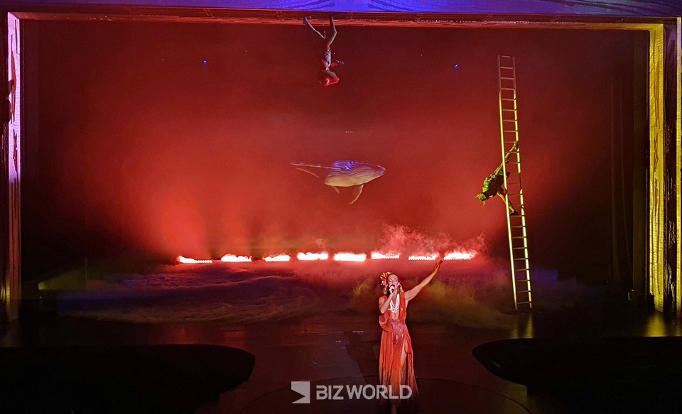 카레라 공연중 아티스트가 노래하고 극중 등장하는 개구리가 무대를 거꾸로 걸어가고 있는 모습이 몽환적이다. 사진=손진석 기자