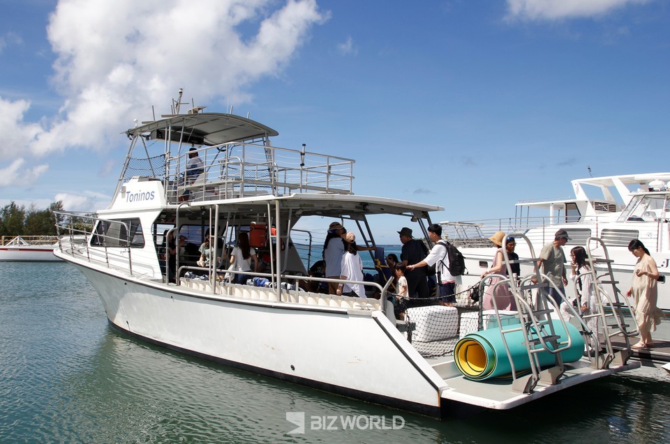돌핀 크루즈를 위해 관광객들이 배에 오르고 있다. 사진=손진석 기자
