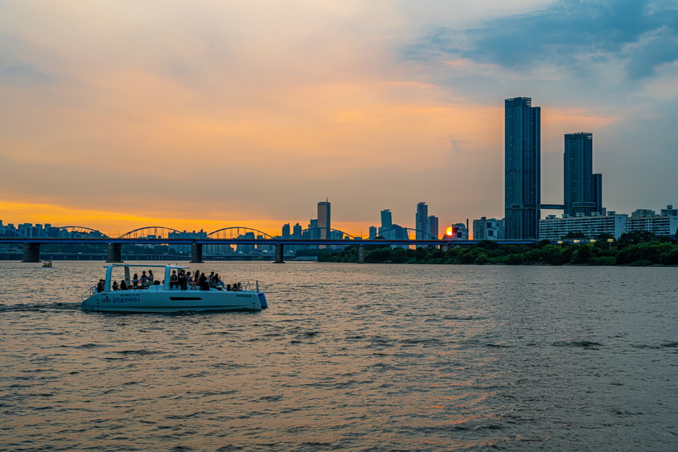 한강에서 요트를 타고 선셋을 즐기는 사람들. 사진=서울관광재단