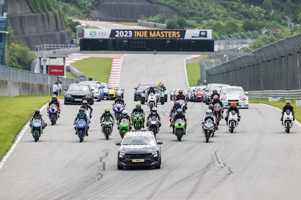 퍼레이드 중인 3라운드 참가 차량. 사진=인제스피디움