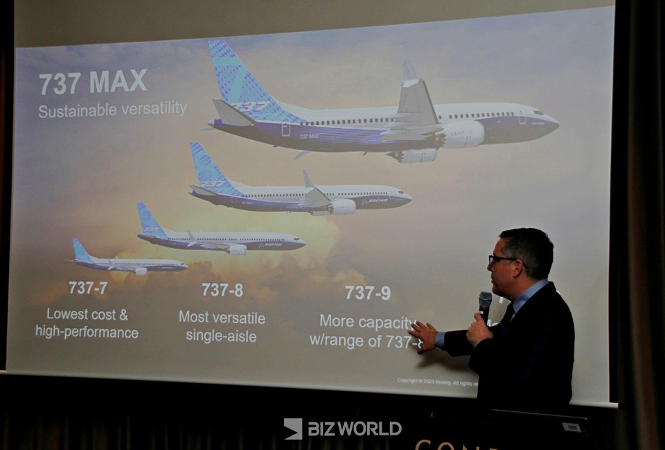 데이비드 슐츠 총괄이 자사의 항공기에대해 설명하고 있다. 진=손진석 기자