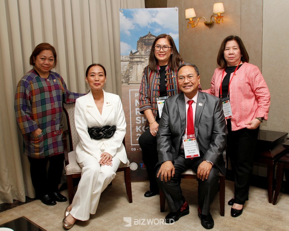 (사진 왼쪽부터) 마리아 코라존 아포 한국지사장, 마리아 마가리타 몬테마요르 노그라레스 필리핀 관광청장, 라켈 루스 트리아 조야 세일즈 및 회계 매니지먼트 대표 권한대행, 아놀드 곤잘레스 마이스 대표 권한대행, 테레시타 란단 인바운드 홍보 매니저가 기자간담회를 마치고 기념사진을 촬영하고 있다. 사진=손진석 기자