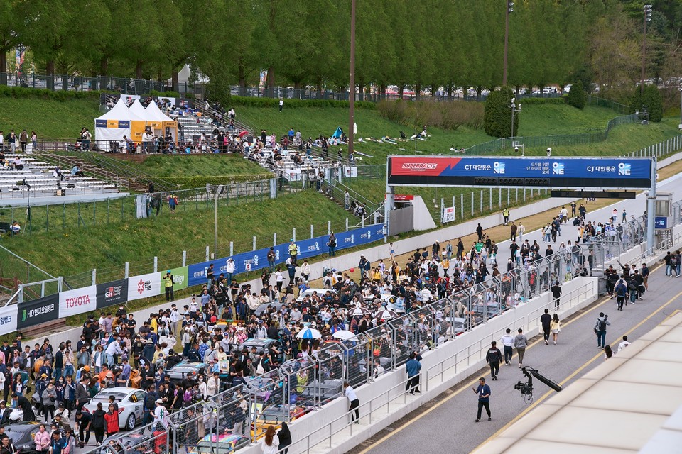 지난 개막전에 진행된 그리드워크 이벤트 모습.. 사진=슈퍼레이스