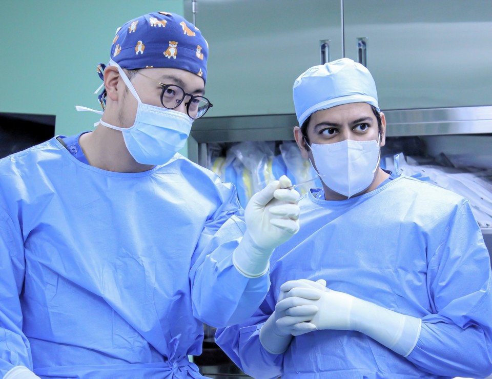 앙킷 메타 미국 일리노이 의과대학 신경외과 교수(오른쪽)가 국내 전문가들과 내시경 수술 관련 의견을 나눴다. 사진=연세오케이병원