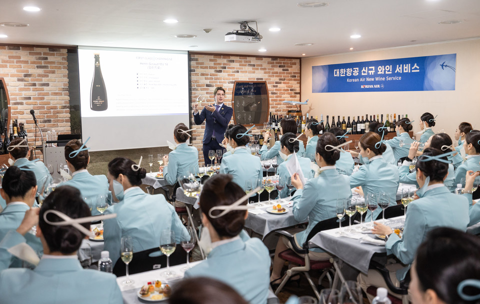 대한항공은 기내 와인 서비스의 질을 높이고자 세계 최연소 소믈리에 챔피언 마크 알머트(Marc Almert) 초청 교육을 진행했다. 사진=대한항공