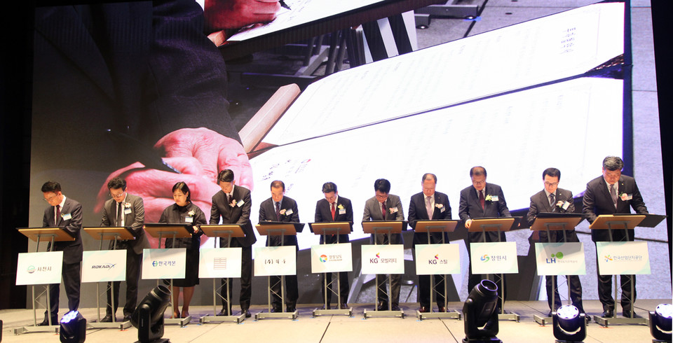 KG 모빌리티 정용원 대표( 오른쪽 세번째)와 KG 스틸 박성희 대표(오른쪽 두번째), 경상남도 김병규 경제부지사(왼쪽 세번째), 창원시 장금용 제1부시장(오른쪽 첫번째)이 투자협약서를 보이고 있다. 사진=KG모빌리티