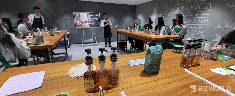 스타벅스코리아(SCK컴퍼니)의 19대 앰배서더가 26일 시청역 인근에 있는 스타벅스 아카데미에서 별다방 클래스에서 시크릿 레시피를 소개하고 있다. 사진=차혜린 기자