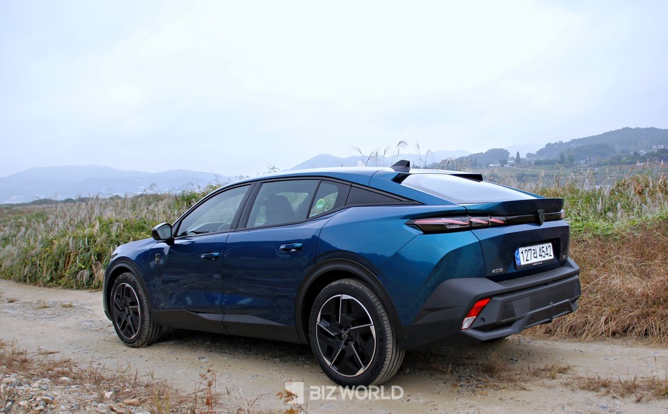 뉴 푸조 408 GT 측후면. 사진=손진석 기자