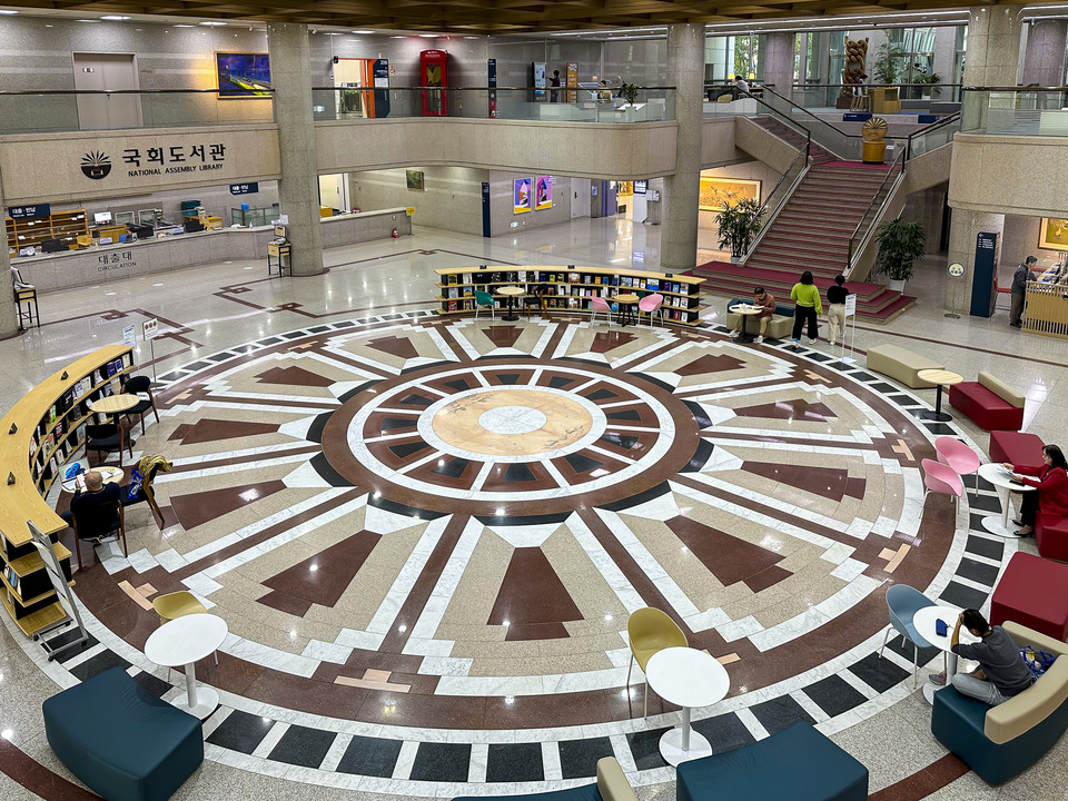 국회도서관 1층 로비. 사진=서울관광재단