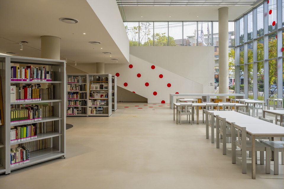 예술 관련 서적을 소장한 레퍼런스 라이브러리인 서울시립미술아카이브. 사진=서울관광재단