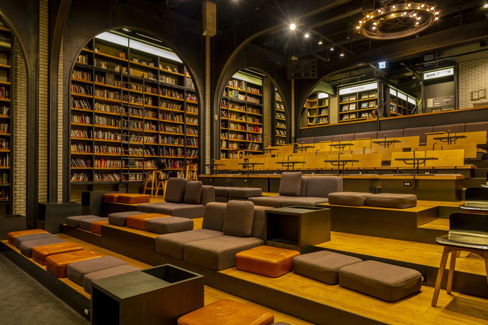 국내외 영화 관련 도서를 열람할 수 있는 CGV명동역 씨네라이브러리. 사진=서울관광재단