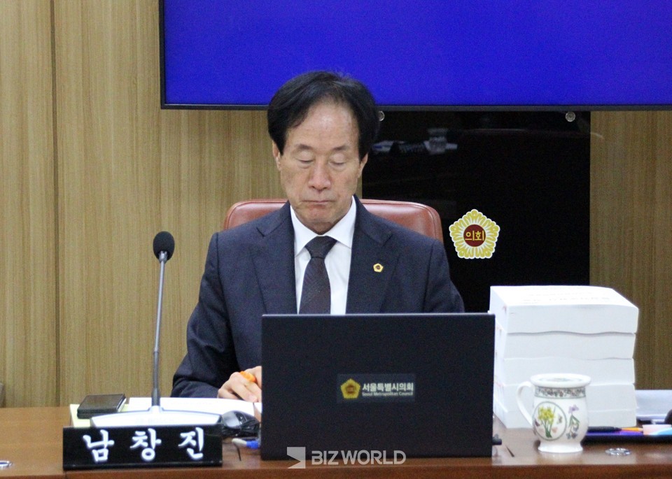 남창진 서울시의회 부의장이 행정사무감사에서 질의하기 전 자료를 살펴보고 있다.. 사진=손진석 기자