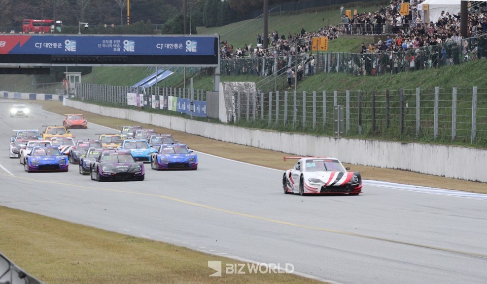 24번 이창욱이 스타트부터 선두고 있다. 사진=손진석 기자