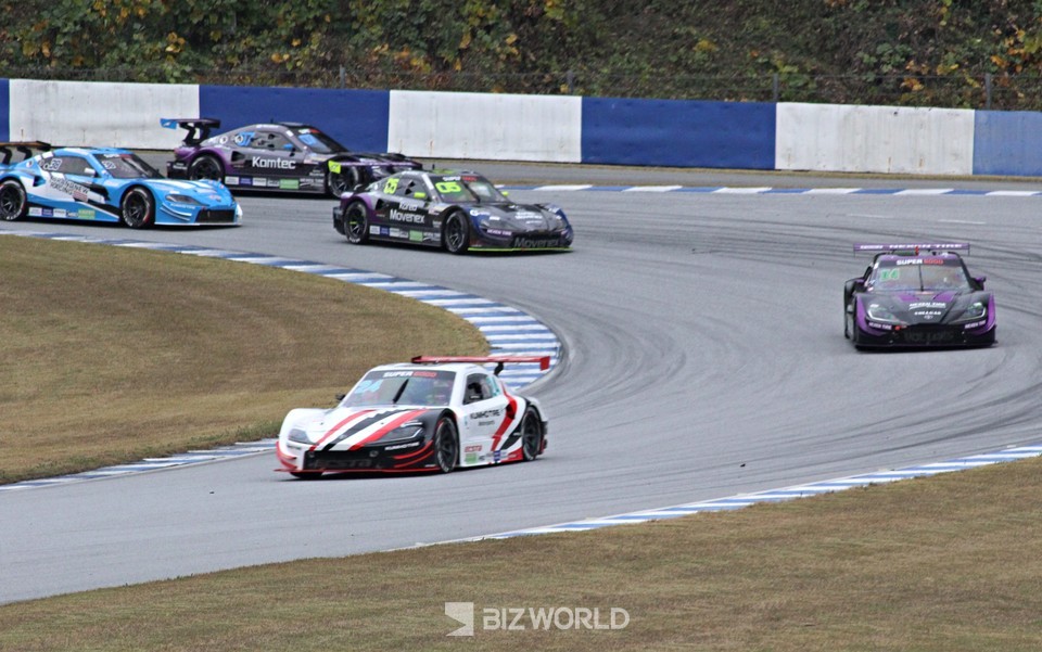 1랩에서 24번 이창욱에 이어 04번 정의철, 05번 정의철이 선두권으로 나서며 경기를 진행하고 있다. 사진=손진석 기자