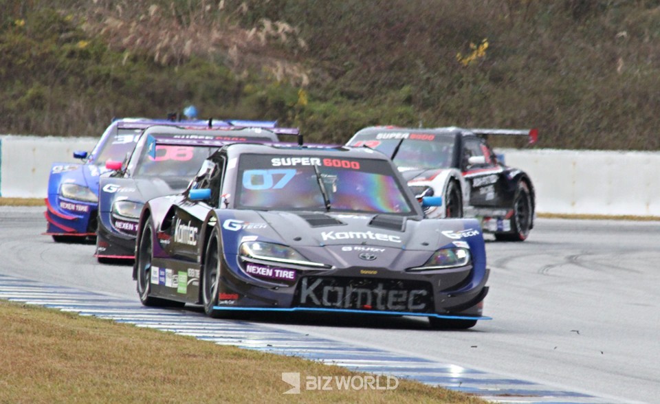 07번 정회원의 뒤를 06번 장현진이 바짝 추격하고 있다. 사진=손진석 기자