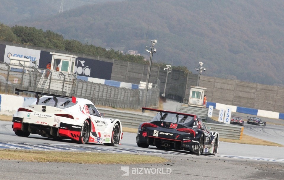 12번 황진우가 18번 이찬준의 추격을 받고 있다. 사진=손진석 기자