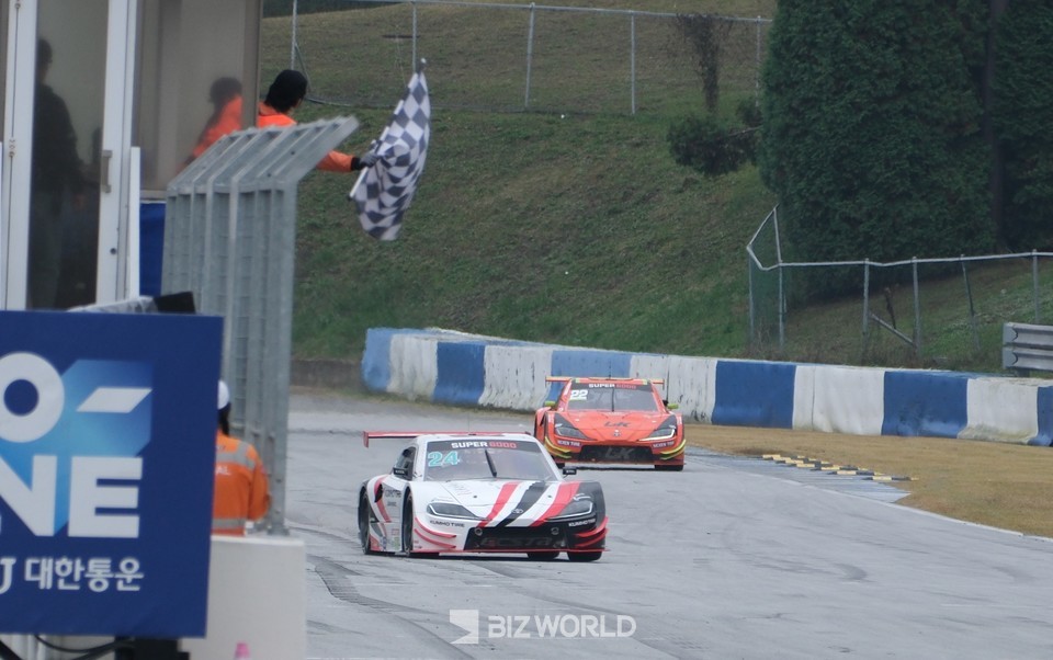 이창욱이 가장 먼저 체커기를 받고 있다. 사진=손진석 기자