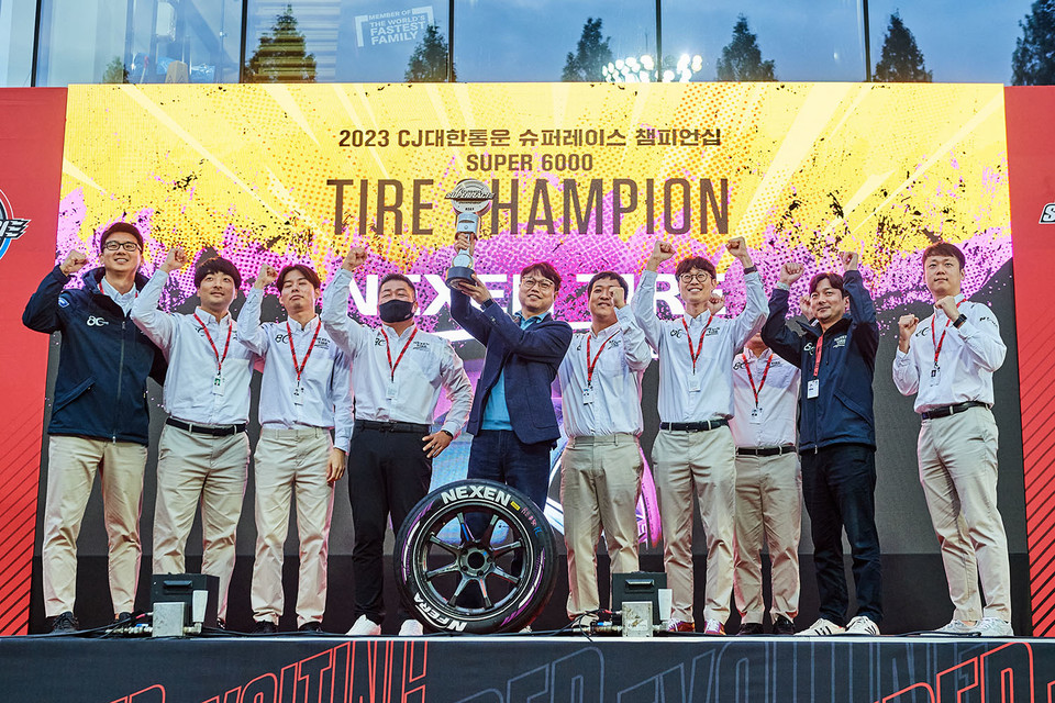 넥센타이어가 2023 슈퍼레이스 챔피언십 타이어 제조사 챔피언을 확정짓고 기념사진을 촬영하고 있다. 사진=넥센타이어