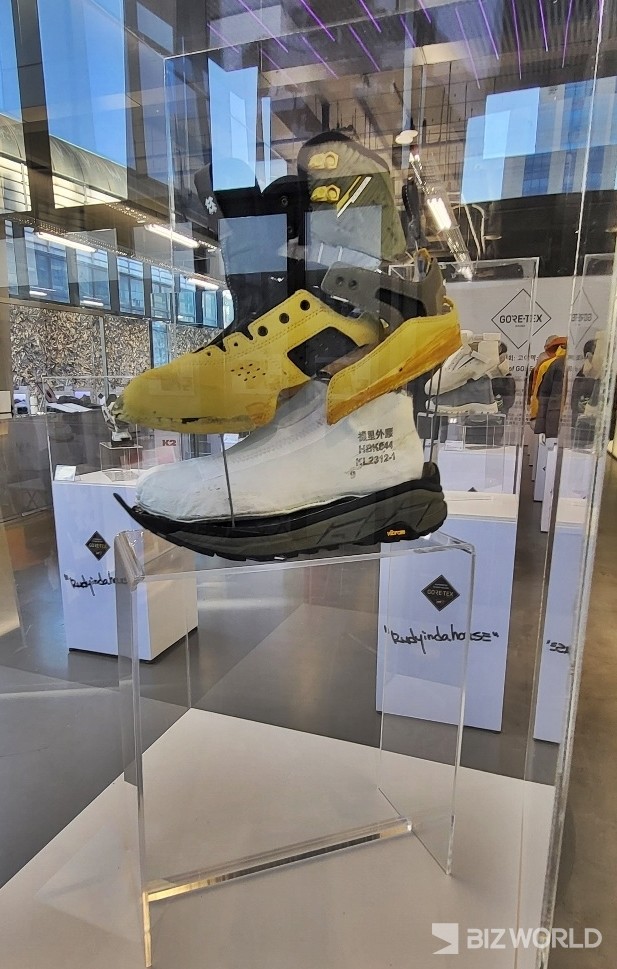 고어텍스 전시회에는 루디인다하우스 아티스트가 제작한 6개 신발 제품이 공간에 배치돼 있다. 사진은 파트너사 코오롱스포츠의 제품을 재창작해 표현한 작품. 사진=차혜린 기자