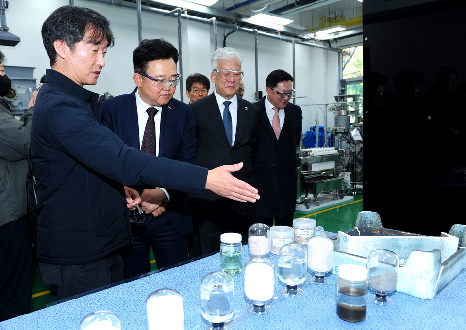 박경일 SK에코플랜트 대표(왼쪽 두 번째)와 이평구 한국지질자원연구원 원장(세 번째)이 배터리 재활용 기술시험장을 둘러보고 있다. 사진=SK에코플랜트