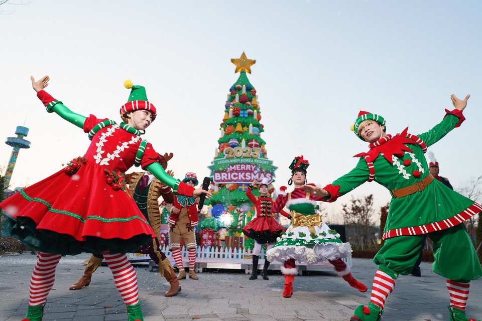 레고랜드 브릭스트릿 광장에는 레고 듀플로 크리스마스 트리가 장식된다. 사진=레고랜드 코리아