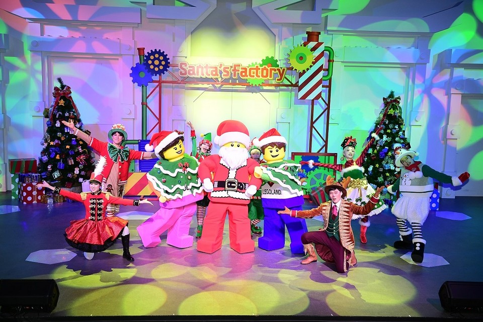 레고랜드에서만 즐길 수 있는 가족 참여형 뮤지컬 공연 ‘마이크 에이미의 크리스마스 대소동’. 사진=레고랜드 코리아