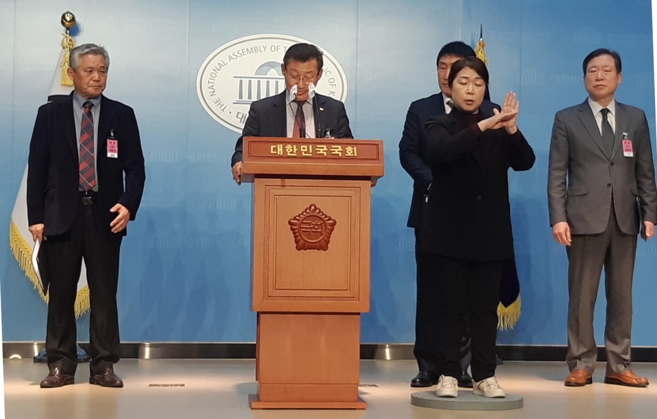 박원 한국노인장기요양기관협회 회장이 성명서를 낭독하고 있다. 사진=한국노인복지중앙회