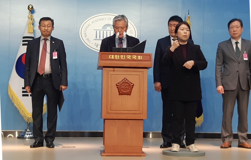 최장선 한국재가장기요양기관협회 회장이 성명서를 낭독하고 있다. 사진=한국노인복지중앙회