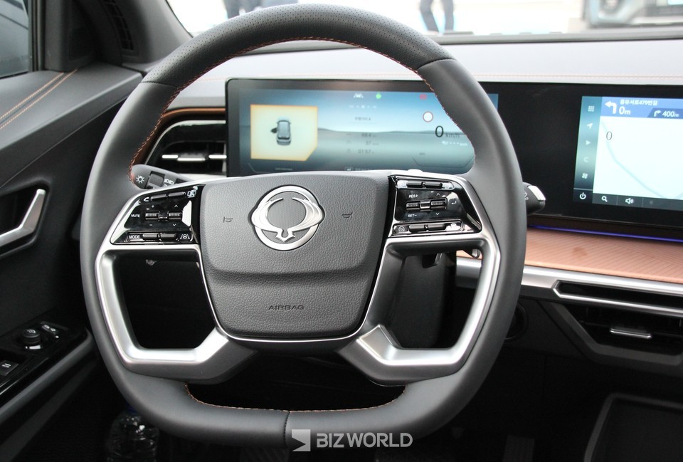 토레스 EVX 스티어링 휠. 사진=손진석 기자