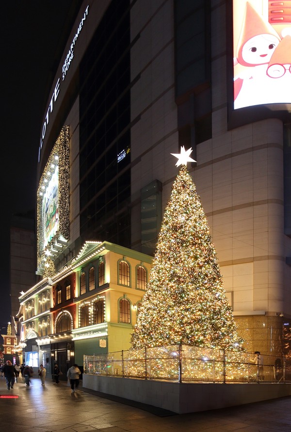 백화점이 연말 분위기에 맞춰 크리스마스 분위기를 조성하고 있다. 사진은 롯데백화점이 본점 앞에 설치한 15미터 규모의 ‘자이언트 크리스마스트리’ 모습. 사진=롯데백화점
